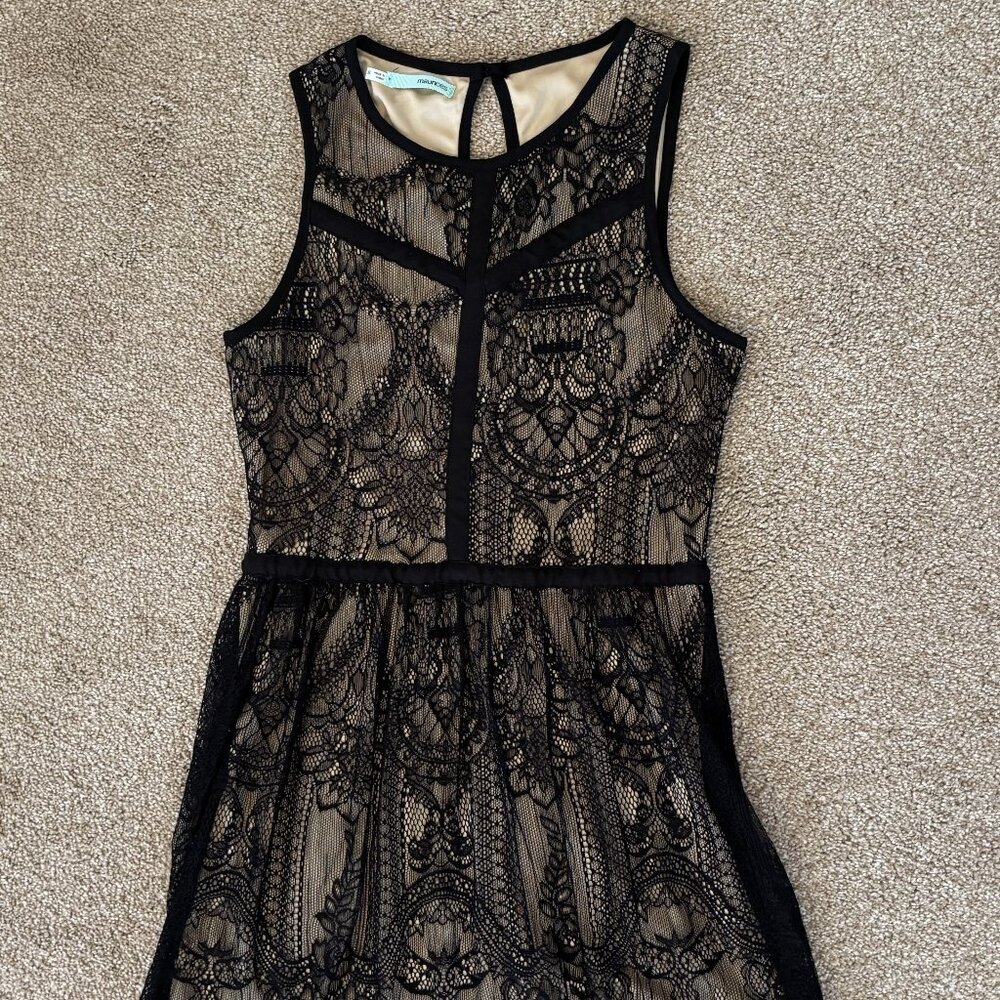 WOMEN’S MAURICES SLEEVELESS DRESS BLACK LACE OVER BEIGE – SIZE SMALL